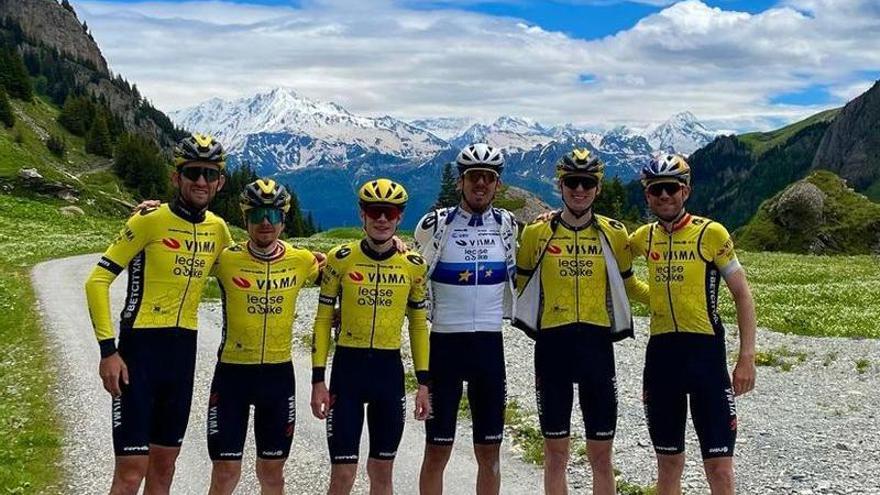 Benoot, Tratnik, Vingegaard, Laporte, Jorgenson y Van Aert, en la concentración.