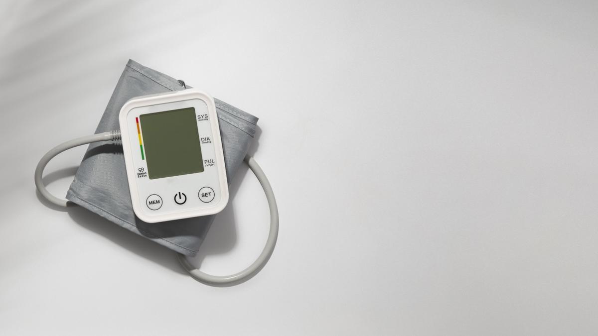 Medir la tensión en casa a diario ayuda al control.