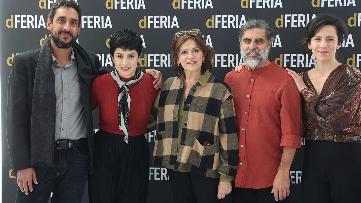 Mireia Gabilondo (en el centro), junto al equipo de 'La celda sin noche'.