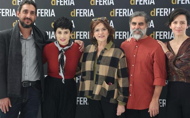 Mireia Gabilondo (en el centro), junto al equipo de 'La celda sin noche'. Mireia Gabilondo (en el centro), junto al equipo de 'La celda sin noche'.