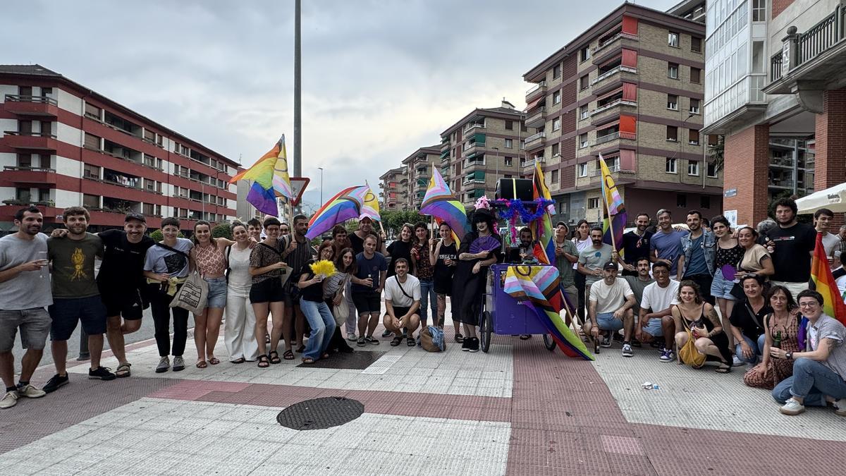 Ambiente festivo como colofón al acto en el que participaron agentes sociales, ciudadanía y representantes municipales.