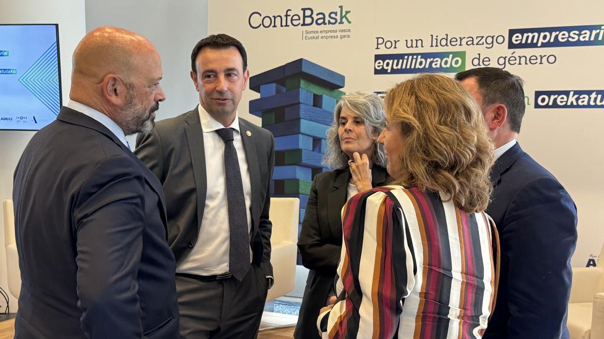 El vicelehendakari, Mikel Torres, junto a Tamara Yagüe y Guillermo Buces (Cebek), entre otros.