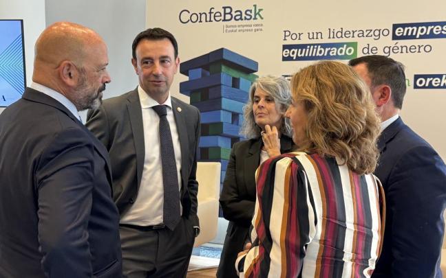 El vicelehendakari, Mikel Torres, junto a Tamara Yagüe y Guillermo Buces (Cebek), entre otros.