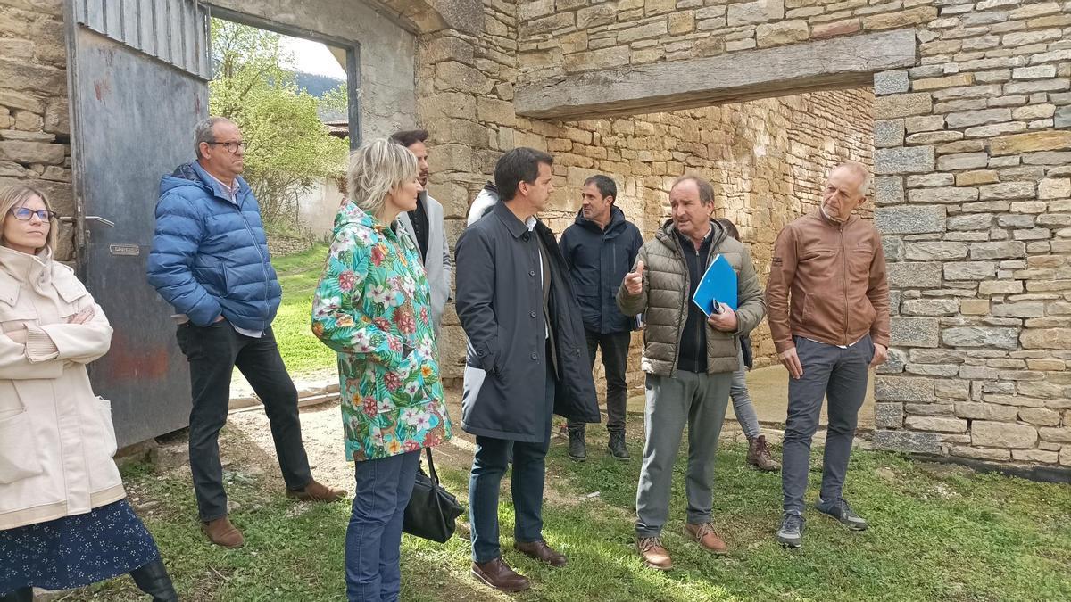 El alcalde del Valle de Aranguren, Manuel Romero, junto consejero de Desarrollo Económico y Empresarial, Mikel Irujo, la directora General de Turismo, Comercio y Consumo, Maitena Ezkutari, David Campión, y representantes de las dos entidades en las obras de rehabilitación del palacio. CEDIDA