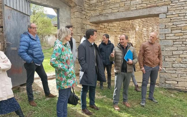 El alcalde del Valle de Aranguren, Manuel Romero, junto consejero de Desarrollo Económico y Empresarial, Mikel Irujo, la directora General de Turismo, Comercio y Consumo, Maitena Ezkutari, David Campión, y representantes de las dos entidades en las obras de rehabilitación del palacio. CEDIDA