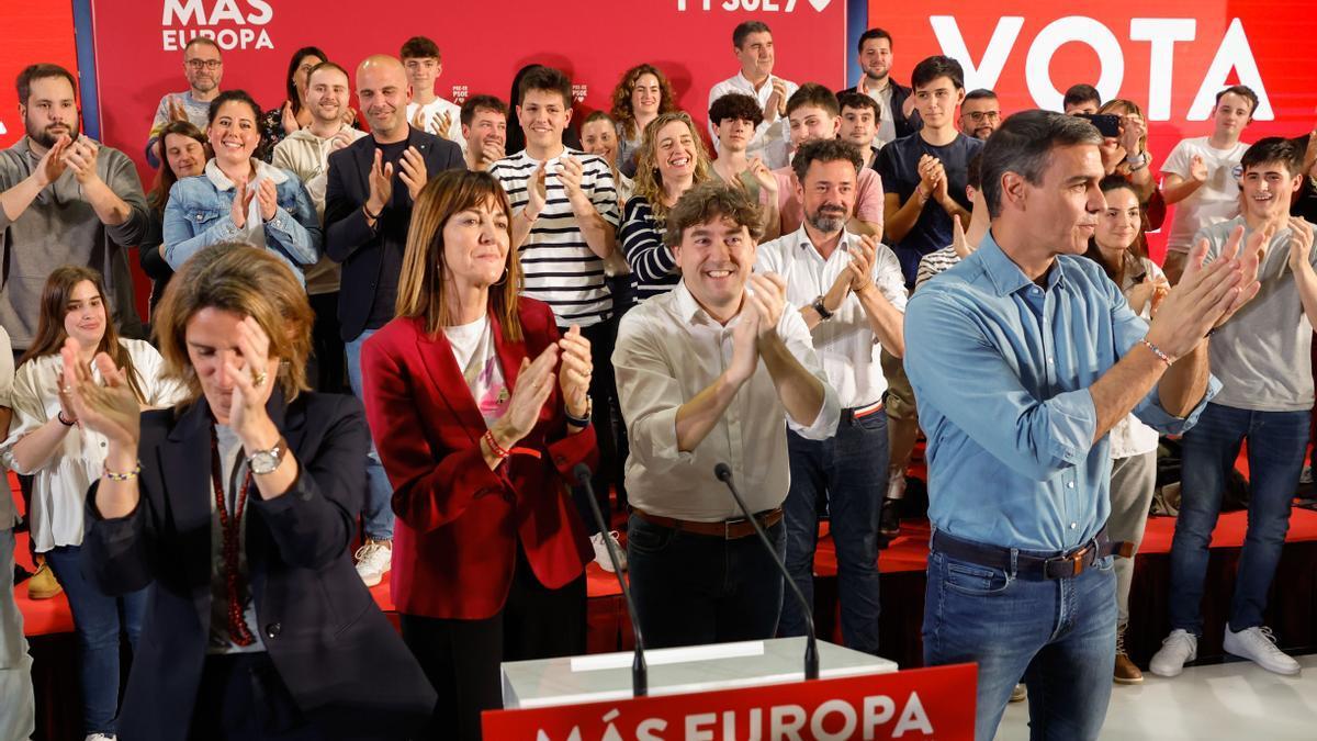 Pedro Sánchez, junto a Eneko Andueza, Idoia Mendia y Teresa Ribera, este jueves en el acto de Barakaldo.