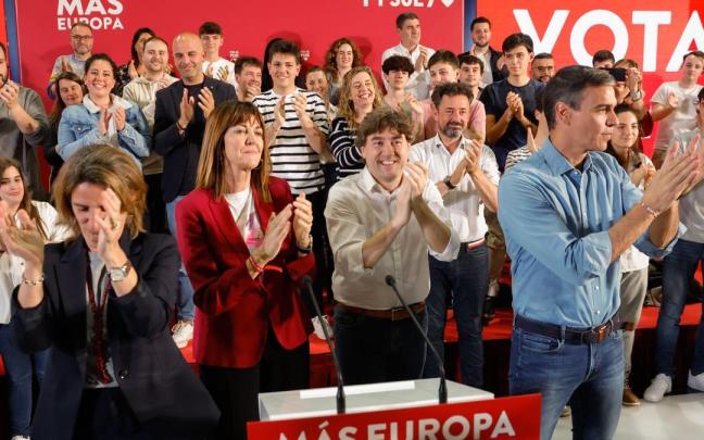 Pedro Sánchez, junto a Eneko Andueza, Idoia Mendia y Teresa Ribera, este jueves en el acto de Barakaldo.