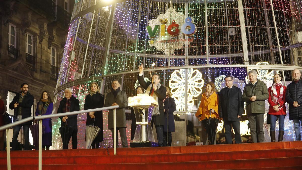 El alcalde de Vigo, Abel Caballero, durante el apagado de las luces de Navidad, a 15 de enero de 2023, en Vigo.