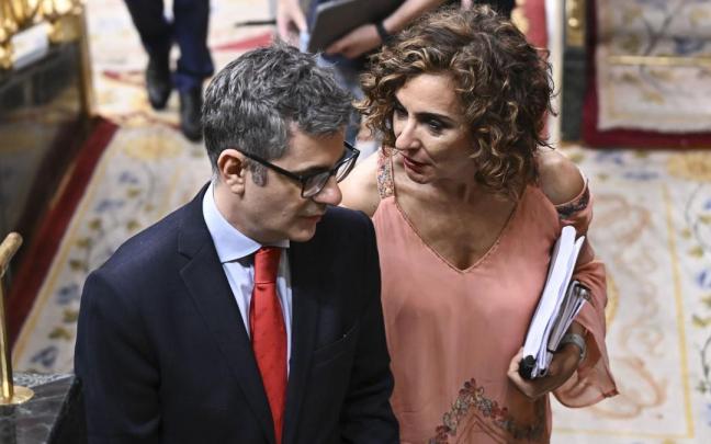 La ministra de Hacienda, María Jesús Montero y el de Presidencia, Félix Bolaños, en la sesión de ayer en el Congreso. / FERNANDO VILLAR La ministra de Hacienda, María Jesús Montero y el de Presidencia, Félix Bolaños, en la sesión de ayer en el Congreso.