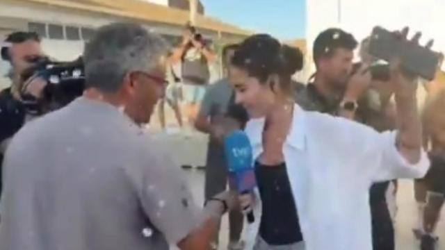 Acosan gravemente a una periodista de RTVE durante una conexión en directo desde Torre Pacheco. Acosan gravemente a una periodista de RTVE durante una conexión en directo desde Torre Pacheco.