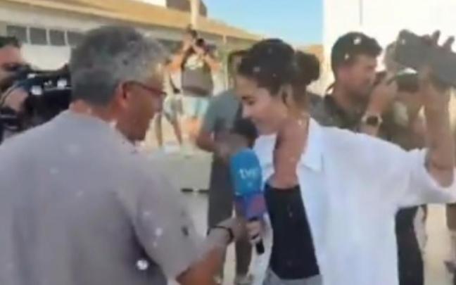 Acosan gravemente a una periodista de RTVE durante una conexión en directo desde Torre Pacheco. Acosan gravemente a una periodista de RTVE durante una conexión en directo desde Torre Pacheco.