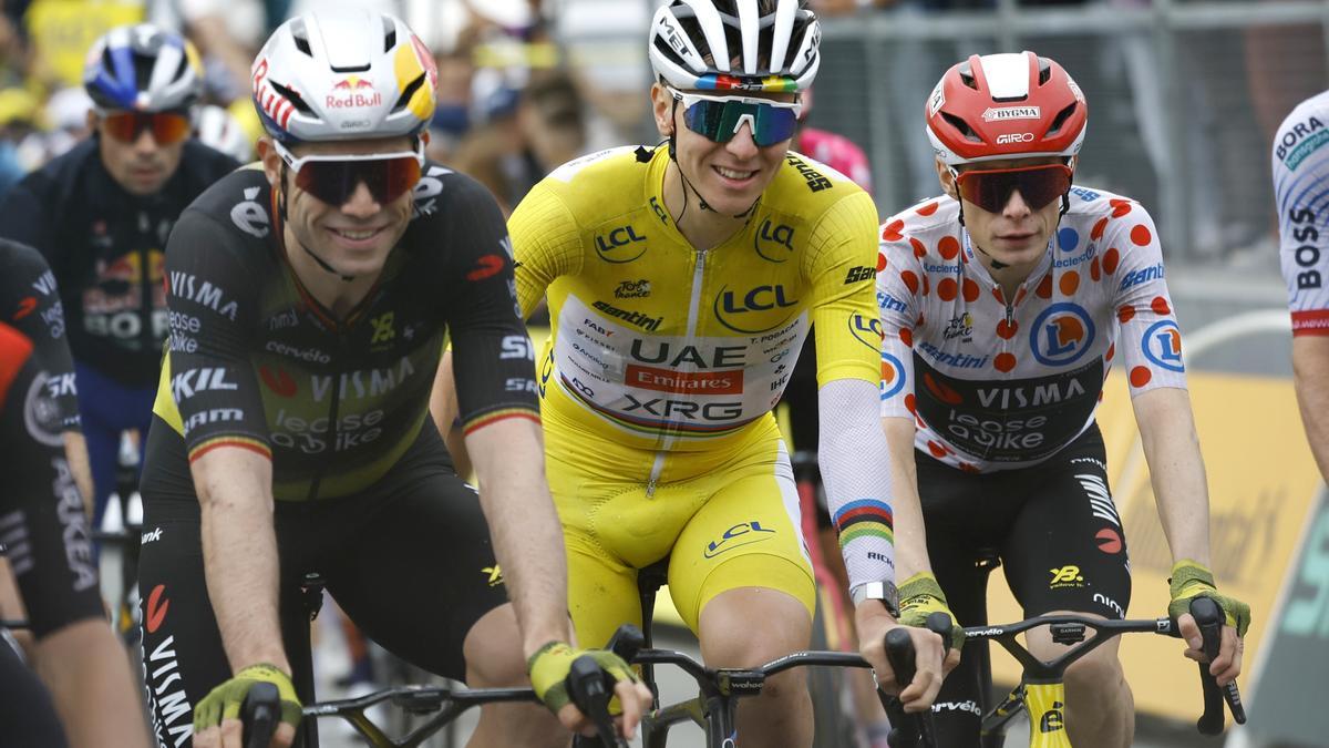 Tadej Pogacar, sonriente, entre Van Aert y Vingegaard.