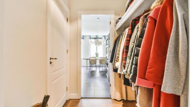 Abrigos colgados en un perchero en el pasillo.