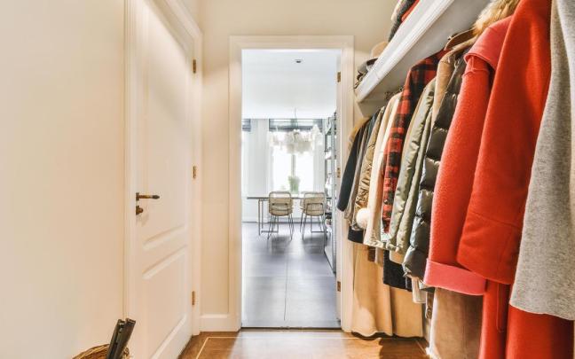 Abrigos colgados en un perchero en el pasillo.