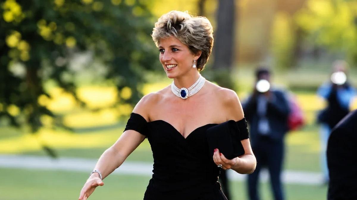 Imagen espectacular de la princesa Diana con el icónico vestido.