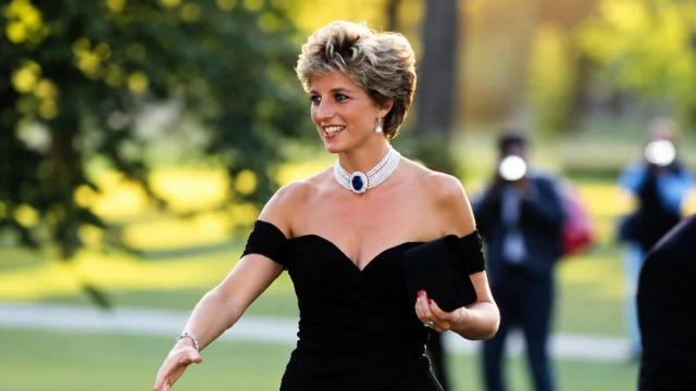 Imagen espectacular de la princesa Diana con el icónico vestido.
