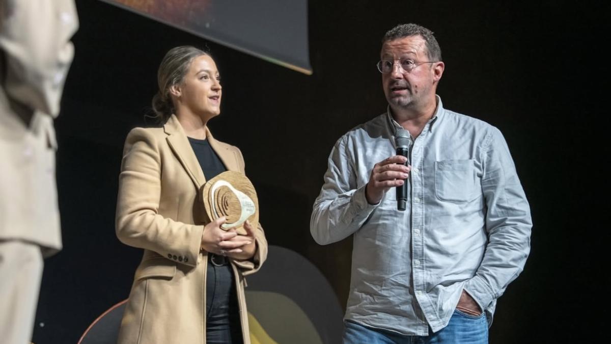 Txarli y Maite Rekalde, de la bodega Hiruzta, recogiendo el Premio 'Ongi Etorri'.