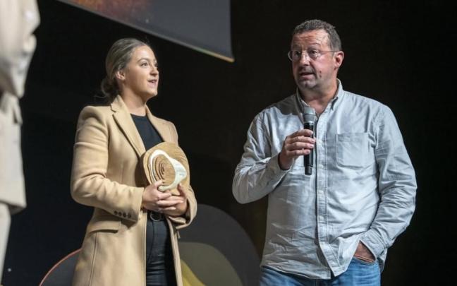 Txarli y Maite Rekalde, de la bodega Hiruzta, recogiendo el Premio 'Ongi Etorri'.