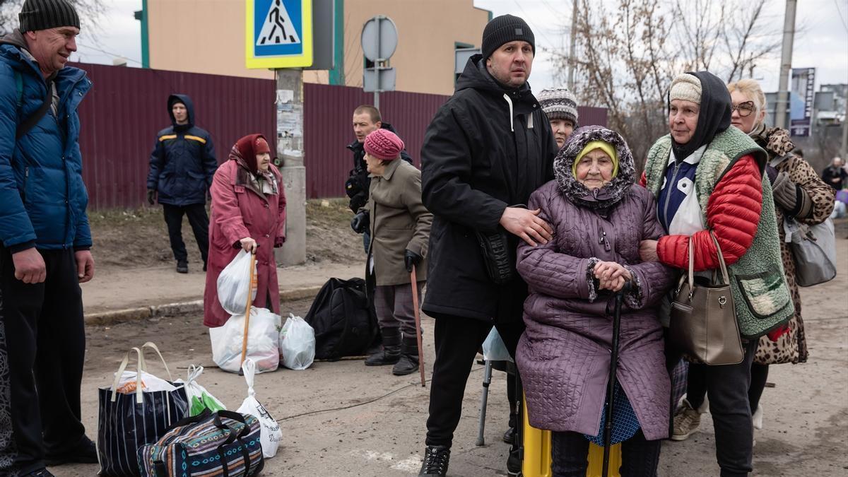 Evacuación de residentes en la localidad ucraniana de Irpin.