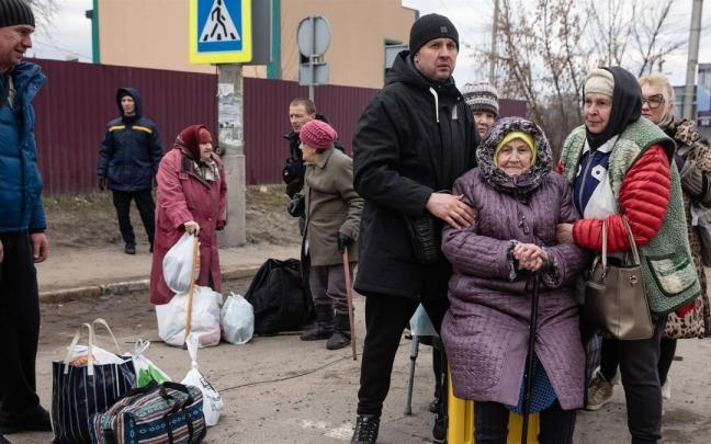 Evacuaci&oacute;n de residentes en la localidad ucraniana de Irpin.