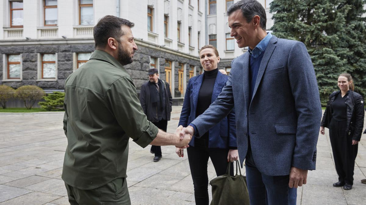 Sánchez, en un encuentro anterior con el presidente Zelenski en Kiev.