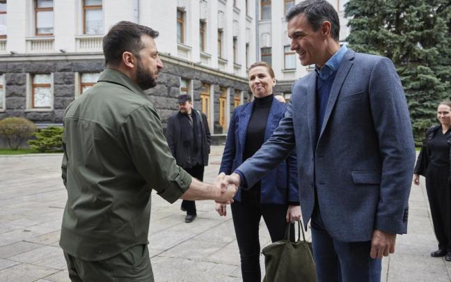 Sánchez, en un encuentro anterior con el presidente Zelenski en Kiev.