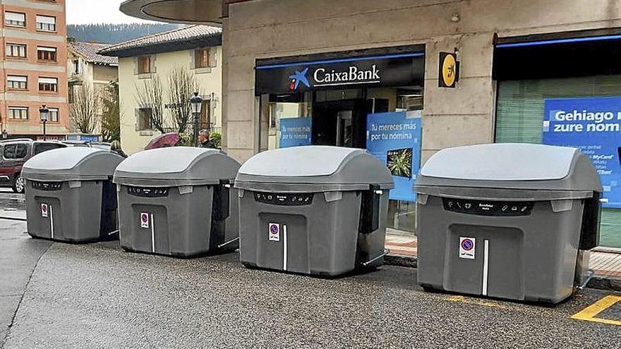 Los contenedores se están ya instalando en las calles.