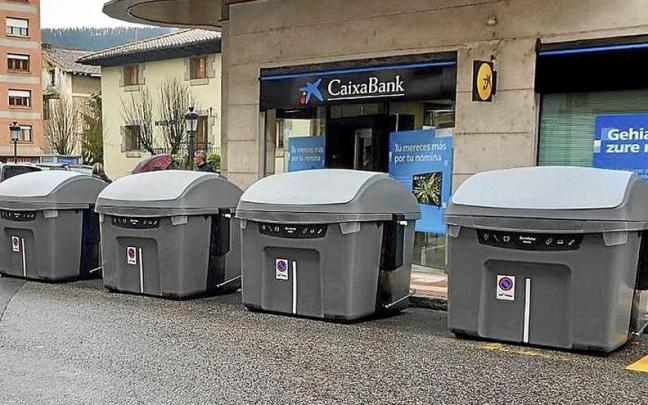 Los contenedores se están ya instalando en las calles.