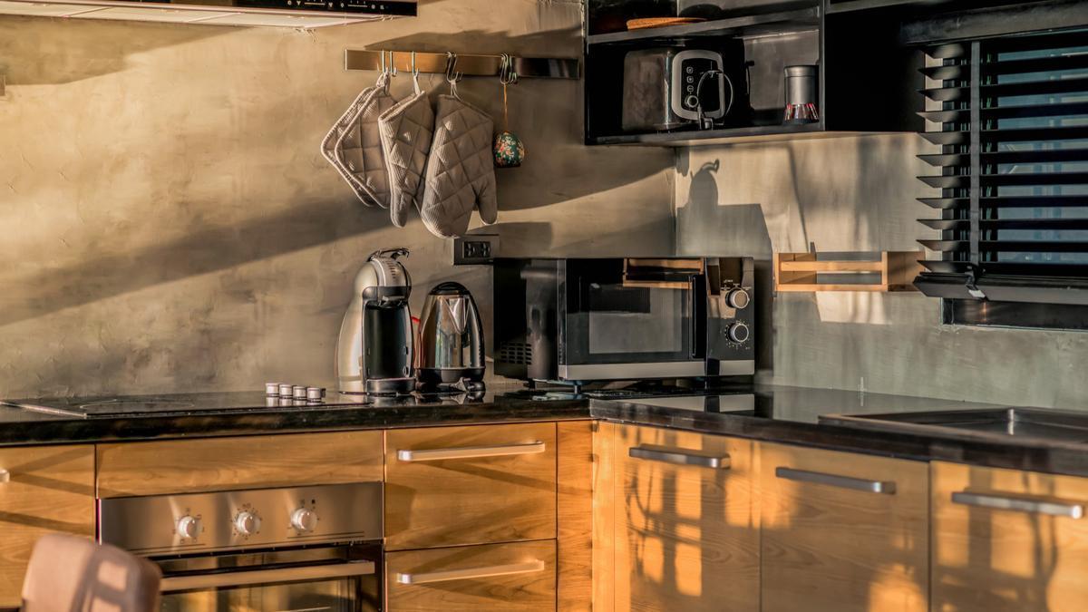 Rincón de una encimera con varios pequeños electrodomésticos.