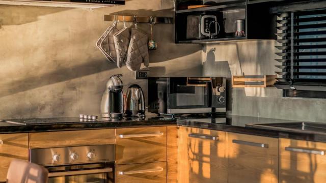 Rincón de una encimera con varios pequeños electrodomésticos.