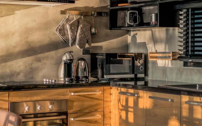 Rincón de una encimera con varios pequeños electrodomésticos.