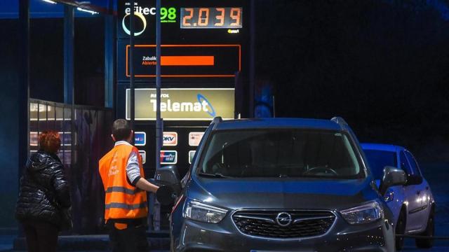 El descuento que hasta ahora se aplicaba a los carburantes a través del impuesto especial de hidrocarburos para que los ciudadanos hagan frente a las consecuencias económicas del conflicto en Oriente Medio bajará desde este 1 de agosto de 1