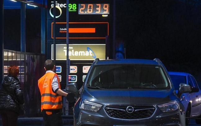 El descuento que hasta ahora se aplicaba a los carburantes a través del impuesto especial de hidrocarburos para que los ciudadanos hagan frente a las consecuencias económicas del conflicto en Oriente Medio bajará desde este 1 de agosto de 1
