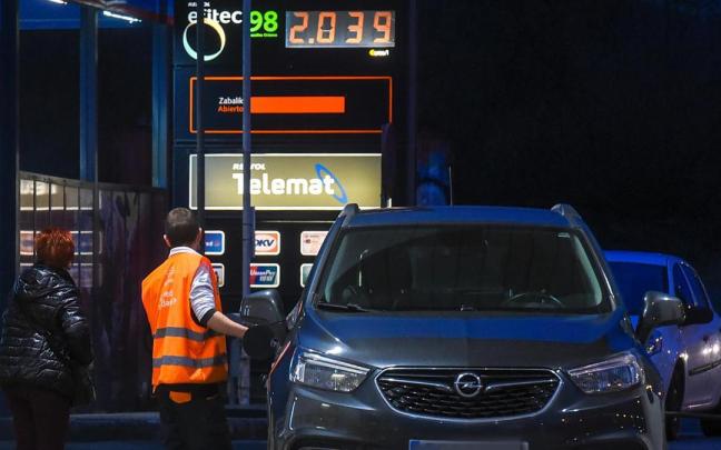 Llenar el depósito este verano se encarecerá más de un 15%