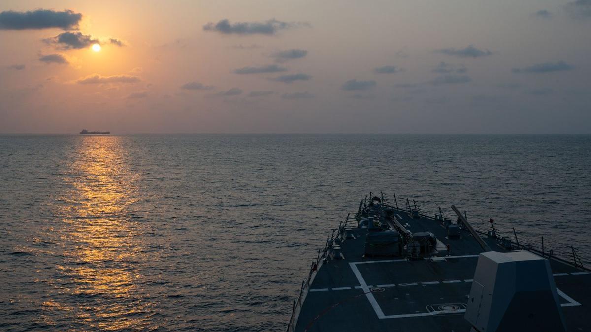 El destructor de misiles guiados USS Pinckney (DDG 91) observa un buque mercante mientras patrulla esta semana el estrecho de Ormuz.