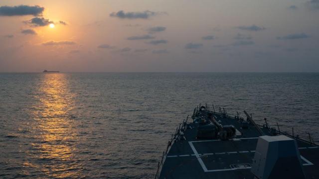 El destructor de misiles guiados USS Pinckney (DDG 91) observa un buque mercante mientras patrulla esta semana el estrecho de Ormuz.