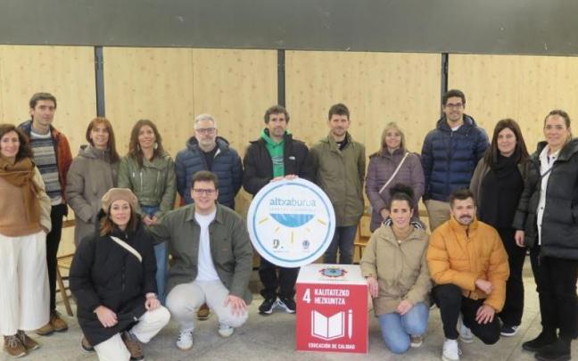 Maitane Ormazabal, Altxa Buruako, bi udaletako eta ikastetxeetako ordezkariekin.