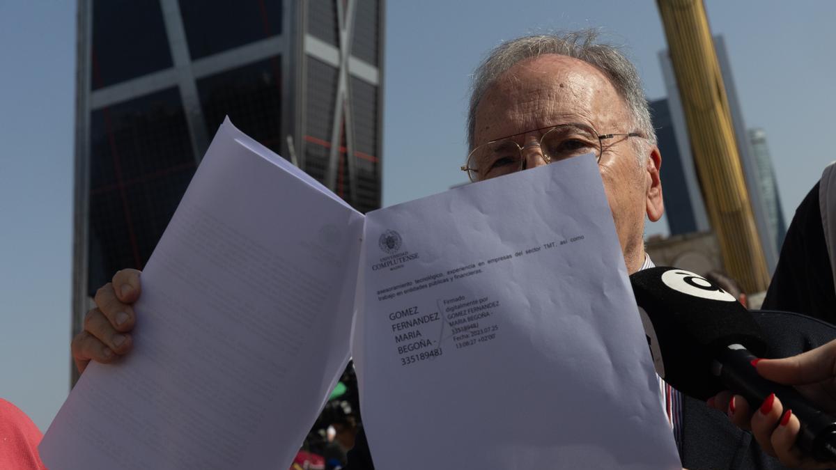 Miguel Bernad, líder de 'Manos Limpias', muestra de las decenas de querellas que presenta su seudosindicato