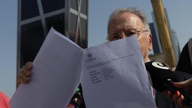 Miguel Bernad, líder de 'Manos Limpias', muestra de las decenas de querellas que presenta su seudosindicato / E. P. Miguel Bernad, líder de 'Manos Limpias', muestra de las decenas de querellas que presenta su seudosindicato