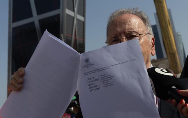 Miguel Bernad, líder de 'Manos Limpias', muestra de las decenas de querellas que presenta su seudosindicato / E. P. Miguel Bernad, líder de 'Manos Limpias', muestra de las decenas de querellas que presenta su seudosindicato