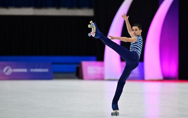 El patinador ugaotarra Alex Ruiz Valiente durante uno de sus ejercicios