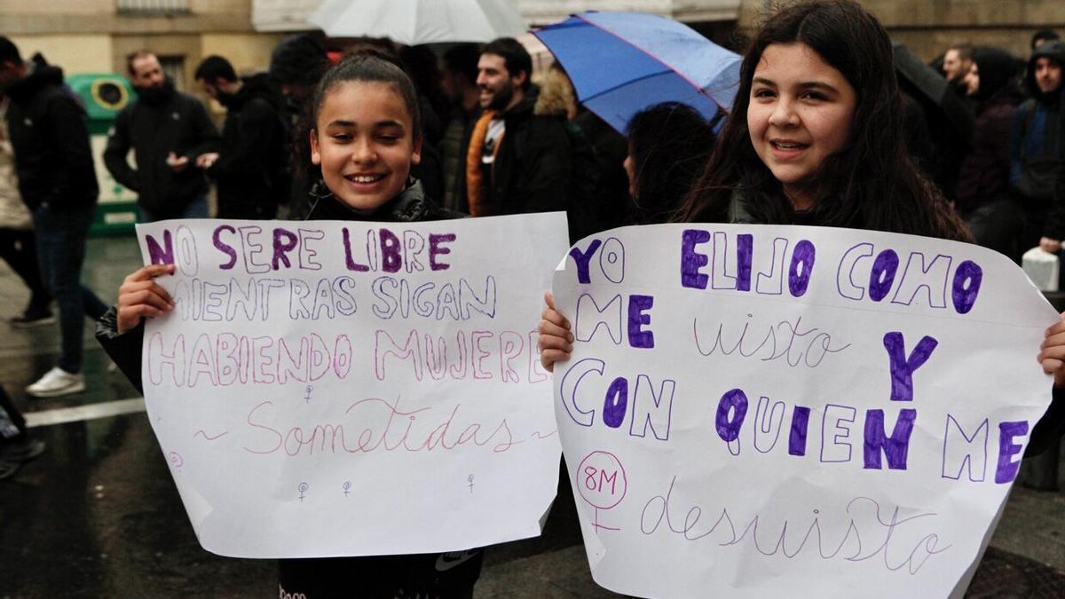 En imágenes: así protestan las más jóvenes de Vitoria el 8M