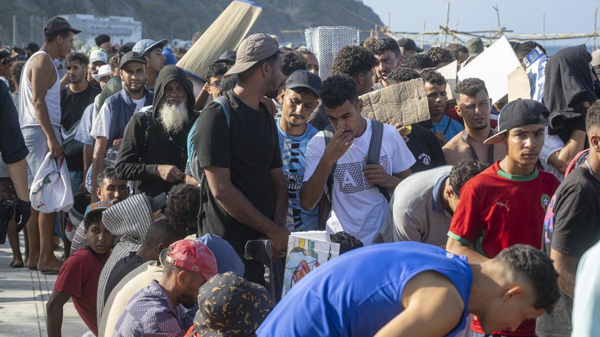Migrantes en la playa de Trampolín.
