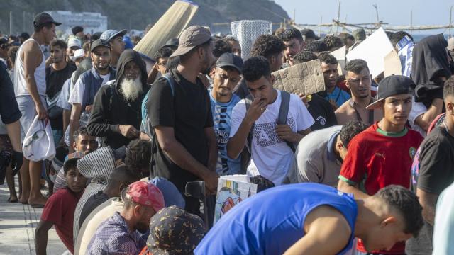 Migrantes en la playa de Trampolín.