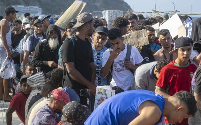 Migrantes en la playa de Trampolín.