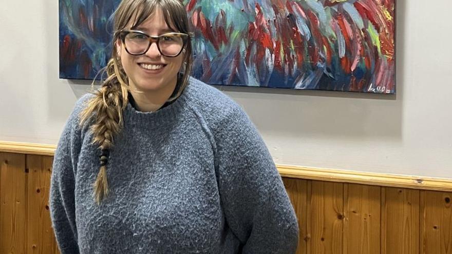 Ane Urzelai, ante uno de sus cuadros.