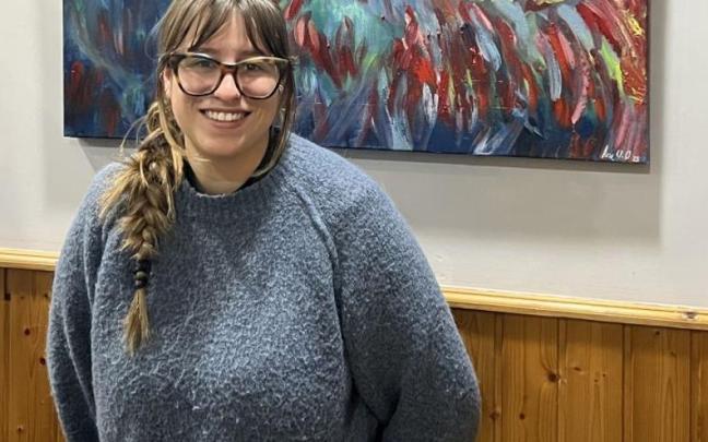 Ane Urzelai, ante uno de sus cuadros.