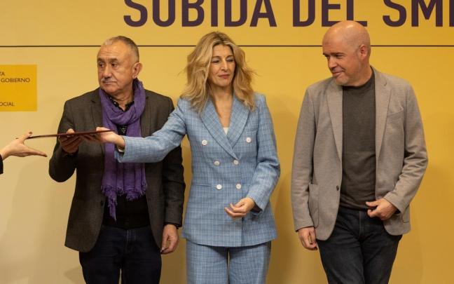 La vicepresidenta segunda y ministra de Trabajo, Yolanda Díaz, junto a los secretarios generales de CCOO, Unai Sordo, y de UGT, Pepe Álvarez, durante la firma del acuerdo para la subida del SMI. / EP La vicepresidenta segunda y ministra de Trabajo, Yolanda Díaz, junto a los secretarios generales de CCOO, Unai Sordo, y de UGT, Pepe Álvarez, durante la firma del acuerdo para la subida del SMI.
