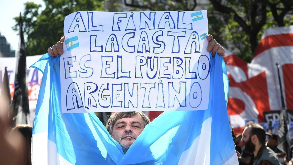 Un manifestante durante las protestas contra las medidas del presidente argentino, Javier Milei, en Buenos Aires.