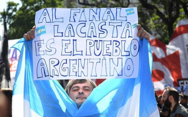 Un manifestante durante las protestas contra las medidas del presidente argentino, Javier Milei, en Buenos Aires.
